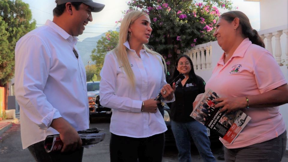 Alcalde de Santa Catarina con los habitantes.