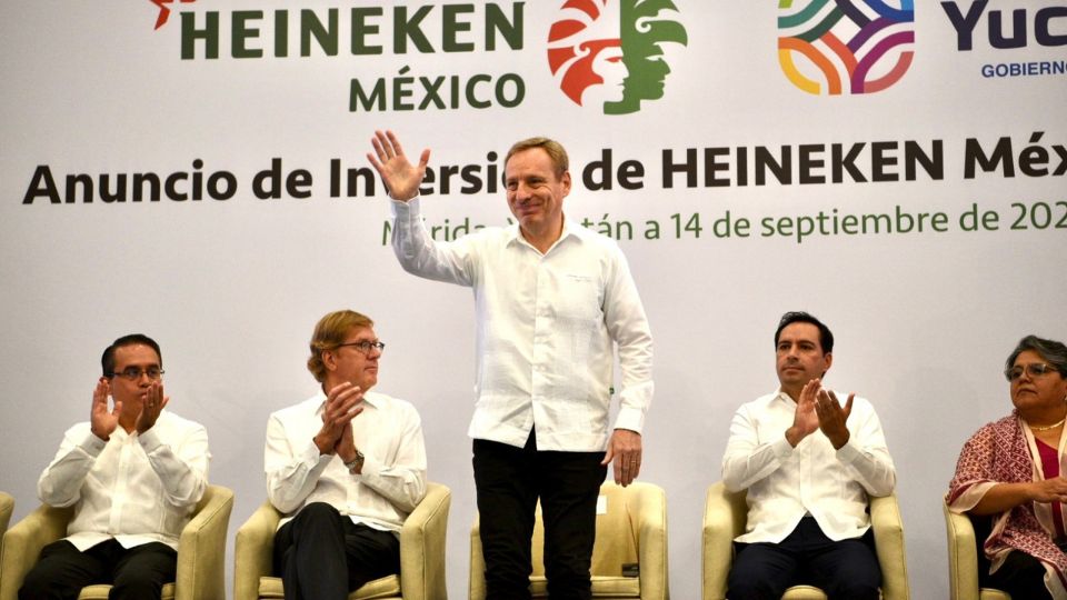 Autoridades durante el anuncio de la nueva planta de Heineken en Mérida.