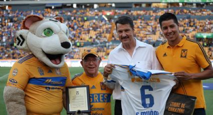 Carlos Muñoz es entronizado al Anillo de Leyendas en el Universitario