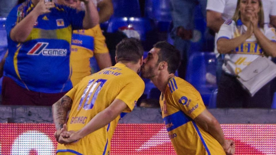 Juan Pablo Vigón festeja una anotación con Gignac en el duelo ante Santos