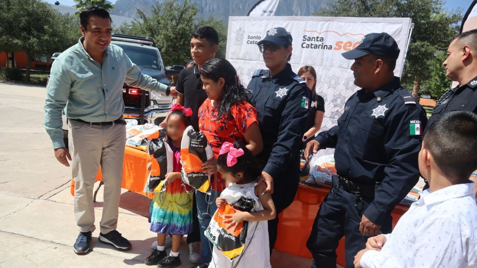 Entrega de útiles escolares a hijos de policías de Santa Catarina.