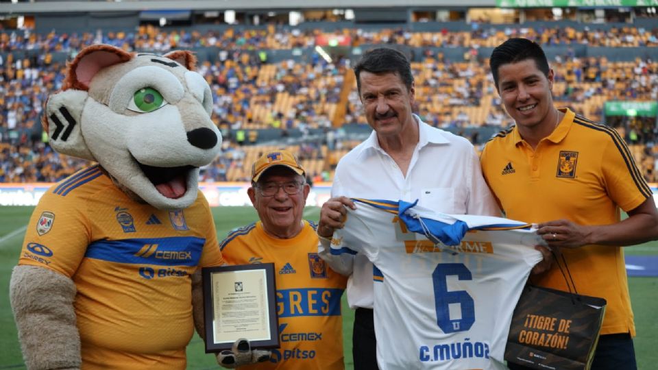 ‘El Internacional’ fue homenajeado previo al partido entre Tigres y Querétaro en el Estadio Universitario.