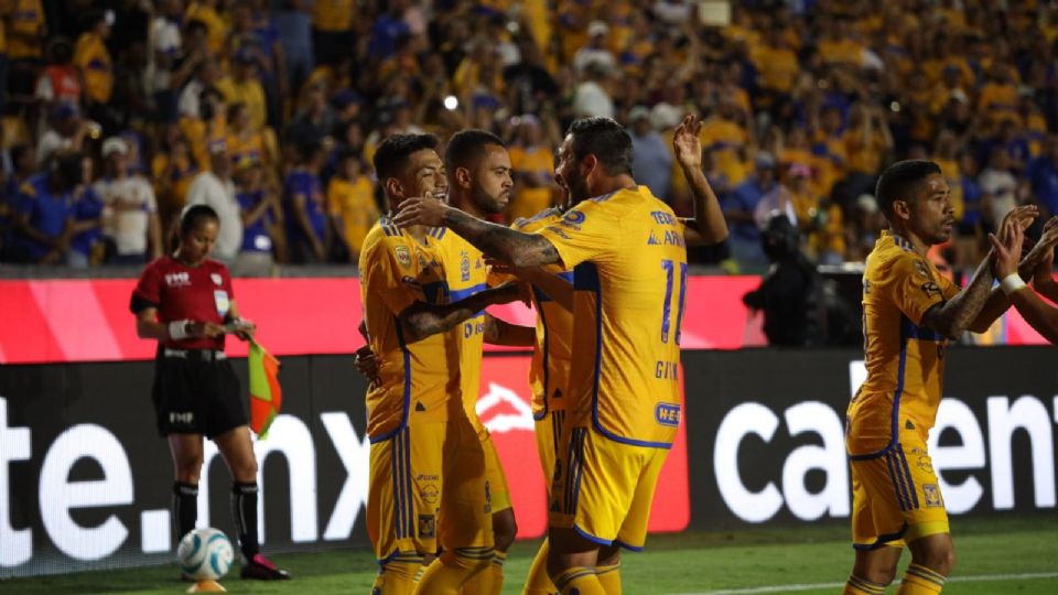 Fulgencio celebra con Gignac una de sus anotaciones ante Querétaro en el Estadio Universitario