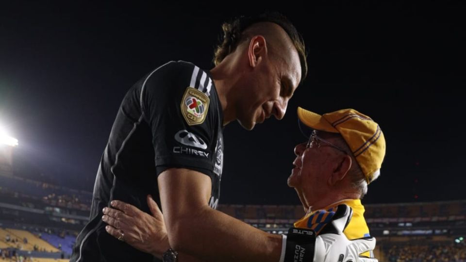 Nahuel Guzmán le entregó su brazalete de capitán a Guerrerito al finalizar el partido