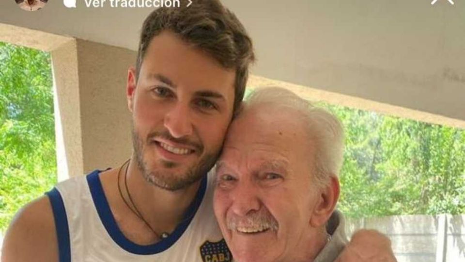 Santiago Giménez junto a su abuelo materno.