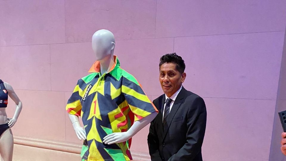 Jorge Campos con uno de sus uniformes de portero más icónicos.