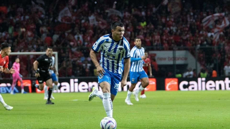 Alí Ávila en una jugada ofensiva ante el Toluca