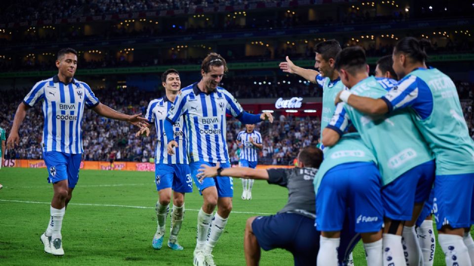 Los jugadores de Rayados celebran la anotación de Jordi Cortizo frente a León