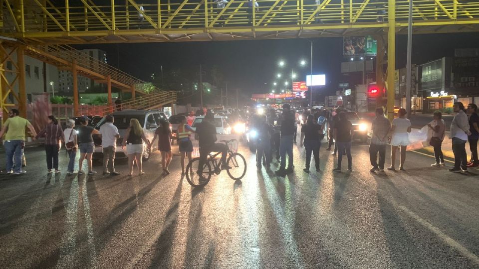 Vecinos bloquean avenida Gonzalitos.