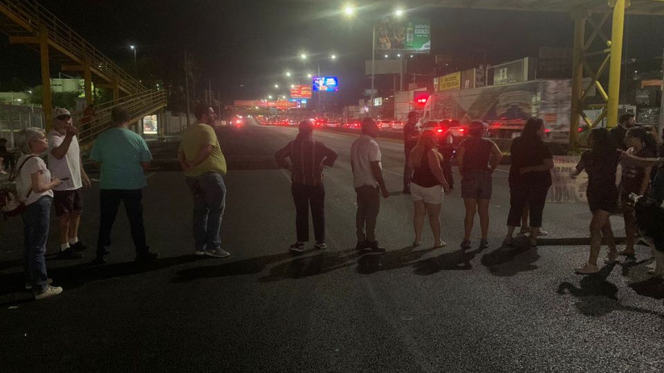 Ciudadanos en el bloqueo de avenida Gonzalitos.