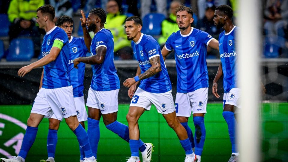 Los jugadores del Genk de Bélgica festejando un gol ante la Fiorentina en Conference League.