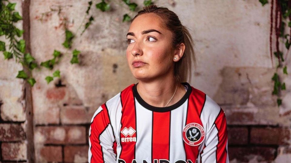 La futbolista Maddy Cusack posando con el nuevo jerey de Sheffield United, antes del inicio de la temporada actual