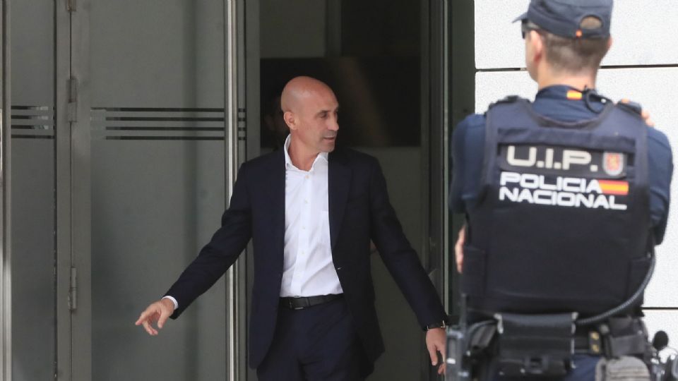 La jueza que investiga irregularidades en la RFEF ha bloqueado más de 50 cuentas bancarias a diversos investigados, incluyendo a Luis Rubiales.