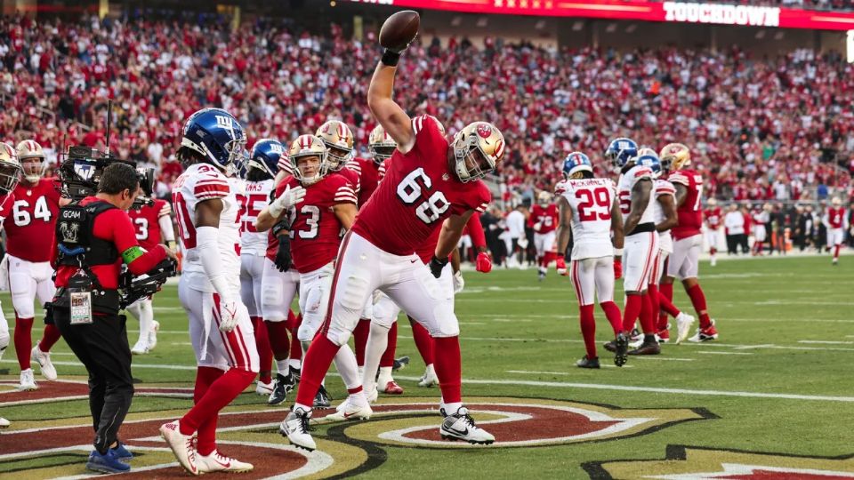 Colton McKivitz, jugador de 49ers, celebra una jugada ante NY Giants