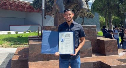 Jesús Garza recibe su título de Contaduría Pública en la UANL