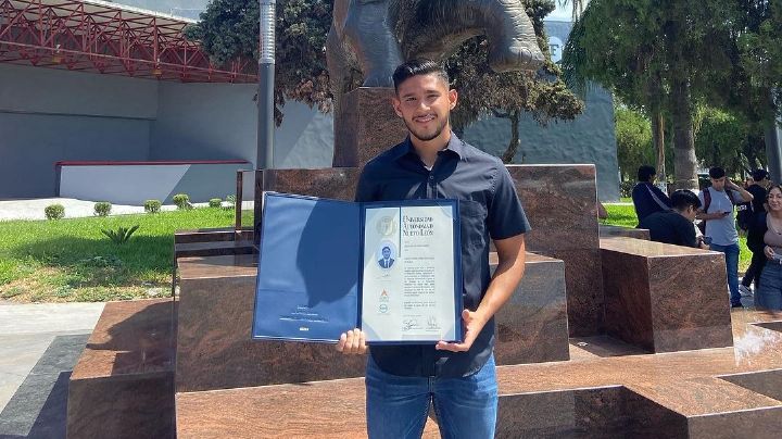 Jesús Garza recibe su título de Contaduría Pública en la UANL