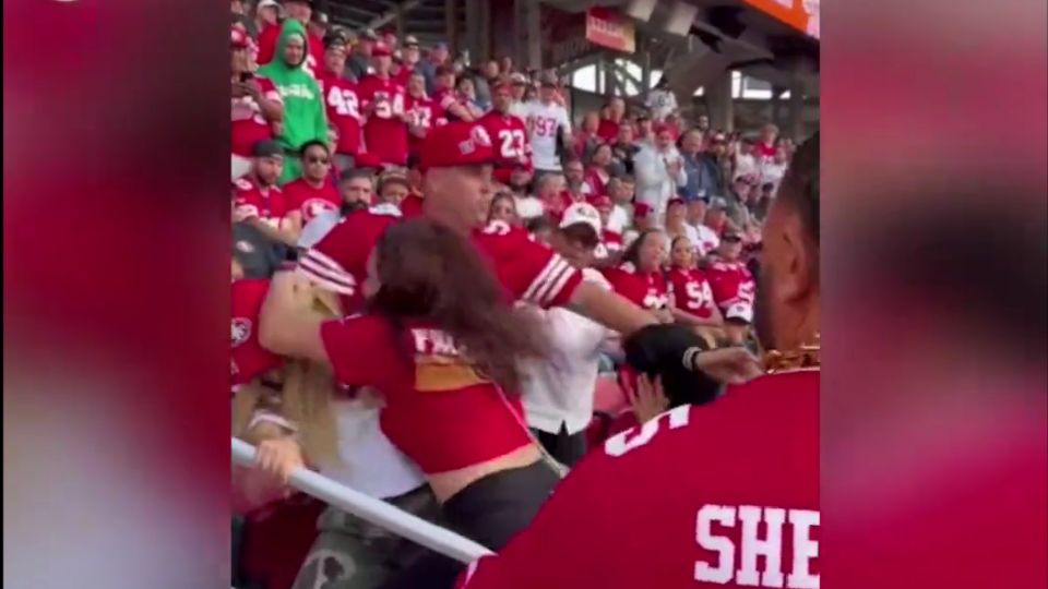 Aficionados de los 49ers se dan de golpes en las gradas.