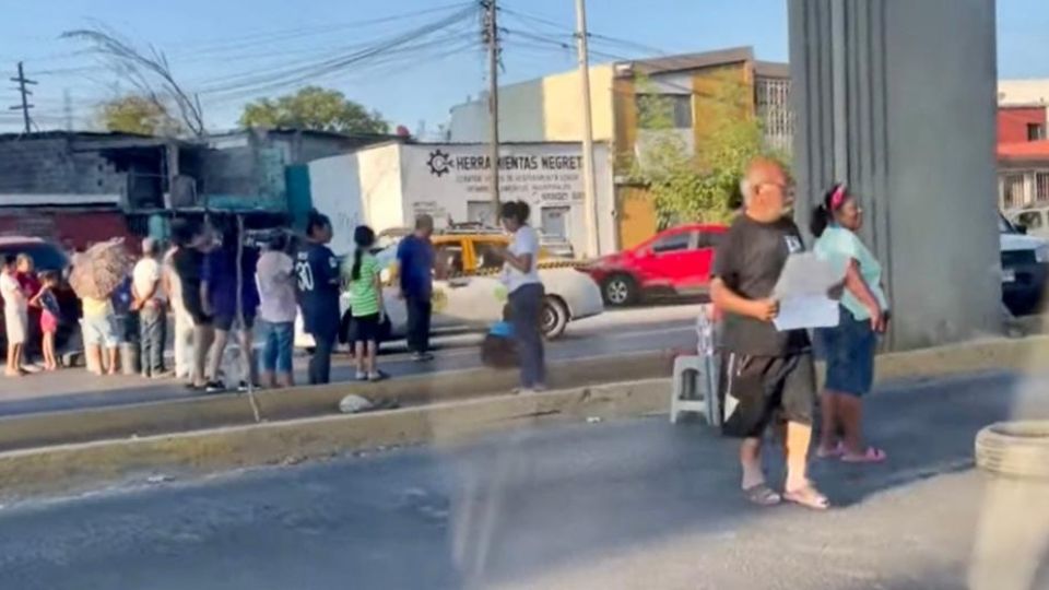 Vecinos bloquean Colón en Monterrey.