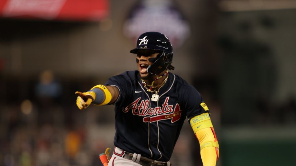 El venezolano Ronald Acuña Jr. se convirtió en el quinto jugador en la historia en ingresar al club de los 40 cuadrangulares y 40 robos de base, pero es el primero que consigue 40 HR y 60 robos de base.