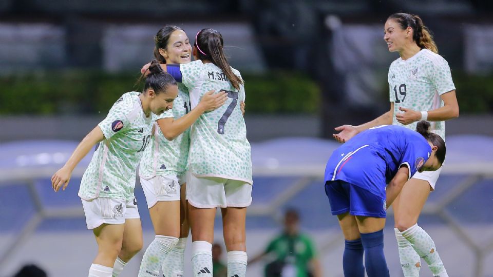 Scarlett Camberos celebra su anotación ante Puerto Rico en el Azteca con sus compañeras