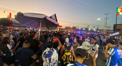 Arranca la caravana de aficionados de Rayados rumbo al Estadio Universitario