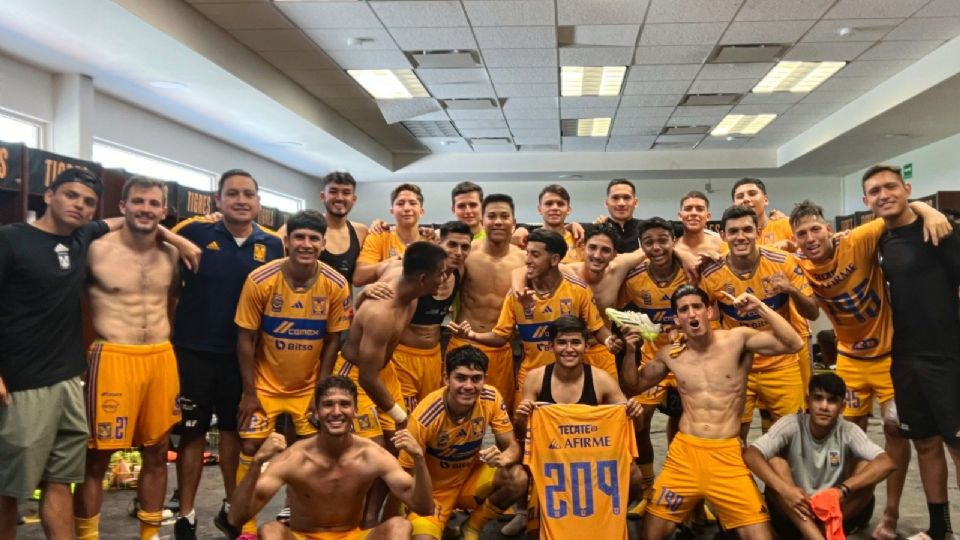 Los jugadores felinos festejando la victoria en el vestidor.