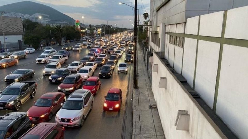 La Avenida Manuel L. Barragán colapsada por el trafico.