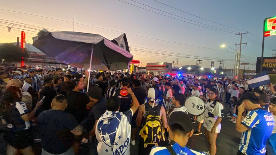 Los aficionados de Rayados rumbo al Estadio Universitario.