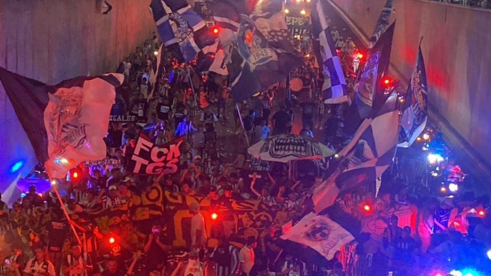 Los aficionados de Rayados en la clásica caravana rumbo al Estadio Universitario.