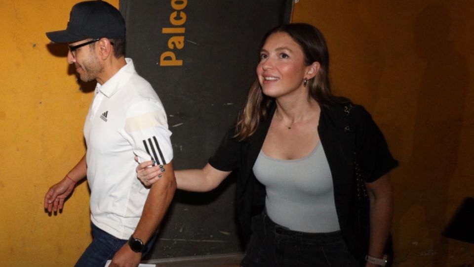 Jaime Lozano, entrenador de la Selección Mexicana, junto a su esposa en el Estadio Universitario.