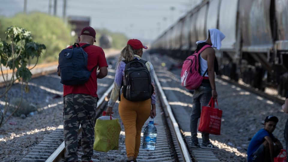 Migrantes caminan por las vías del tren en su intención de llegar a la frontera con Estados Unidos hoy, en el municipio de Escobedo (México).