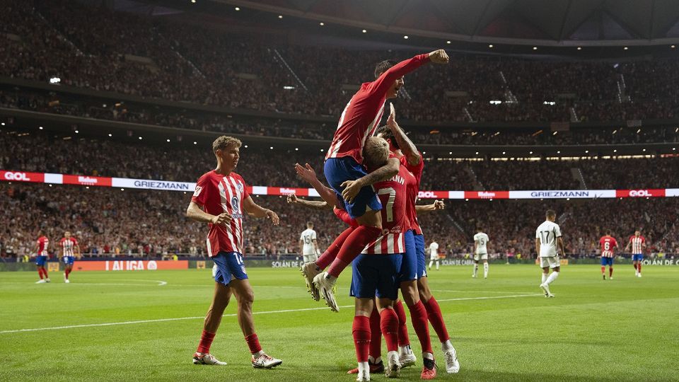 Los jugadores del Atlético de Madrid festejando uno de los goles ante el Real Madrid.