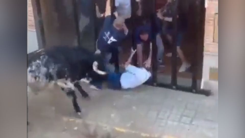 Momento en que el toro embiste a los dos hombres.