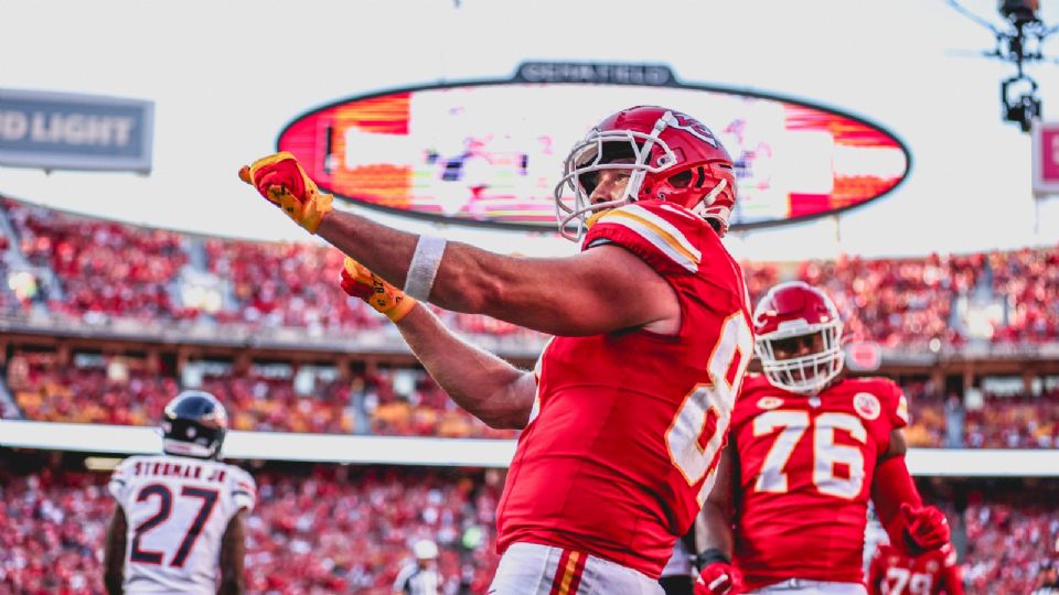 Travis Kelce, festejando su TouchDown en contra de los Chicago Bears.