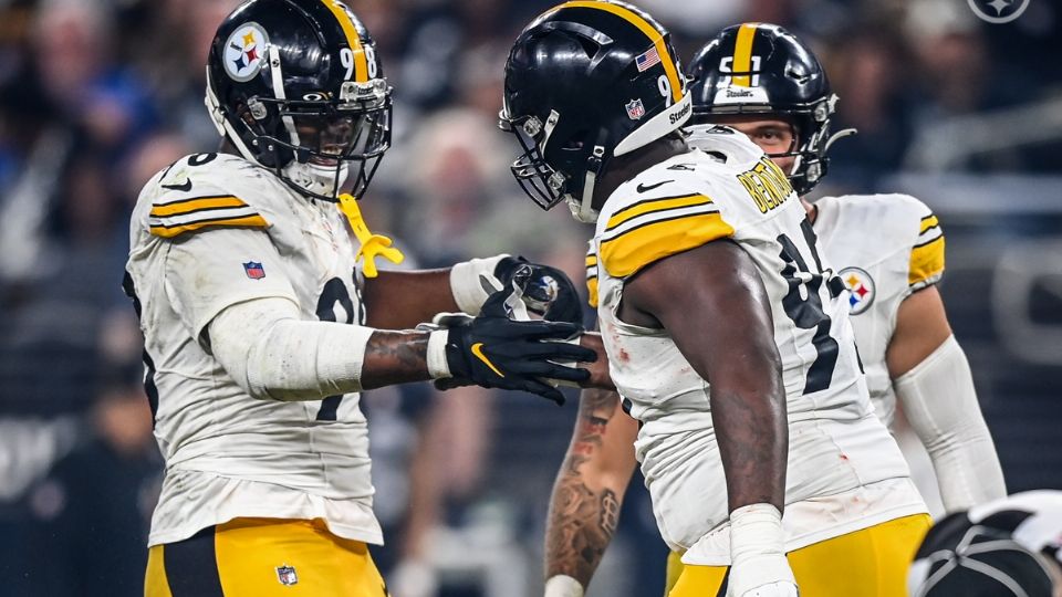 Los jugadores de los Steelers festejando una jugada defensiva ante los Raiders.