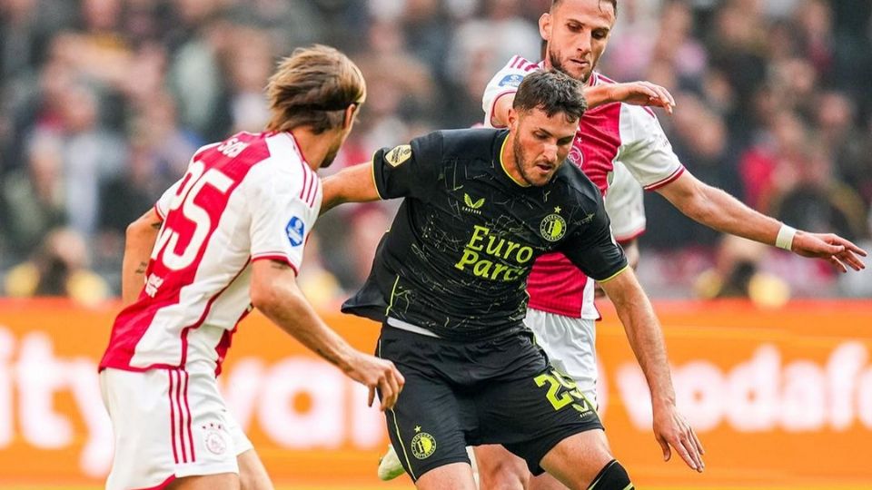 Santiago Giménez, enfrentado al Ajax por la Eredivise.