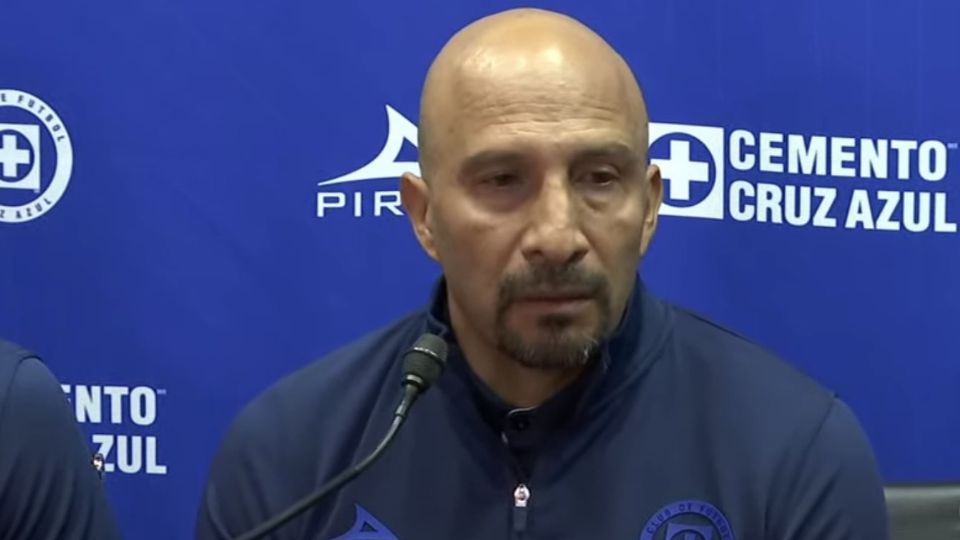 Oscar 'Conejo' Pérez en conferencia representando al Club Cruz Azul.