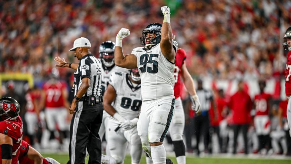 Marlon Tuipulotu festejando una intercepción en contra de os Buccaneers.