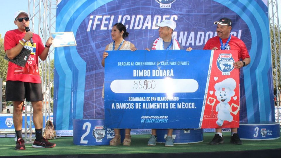 Al finalizar la carrera, Samuel Labourdette, gerente de ventas de Bimbo Monterrey, hizo entrega de la donación a Bancos de Alimentos de México