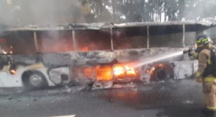 Sujetos armados incendian autobús con 30 pasajeros en Ecuador