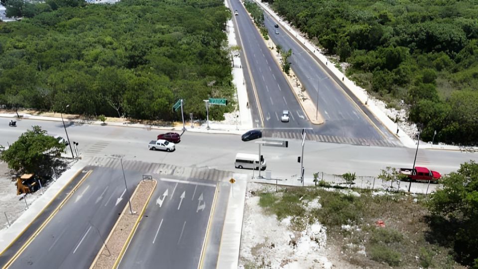 Carretera Chueca de Playa del Carmen genera debate en redes | Twitter / @GlodeJo07