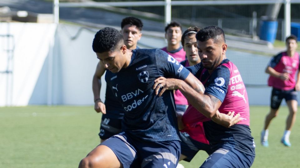 'Tecatito' Corona y Víctor Guzmán disputan un balón en la práctica de Rayados en El Barrial