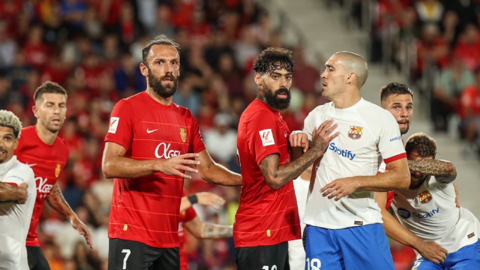 El equipo que dirige Javier Aguirre dejo escapar en dos ocasiones la ventaja y terminó empatando ante el Barcelona, que vio frenada su racha de cinco triunfos al hilo.