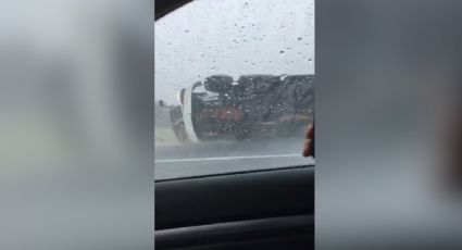 En medio de lluvias, vuelca tráiler en la autopista a Laredo