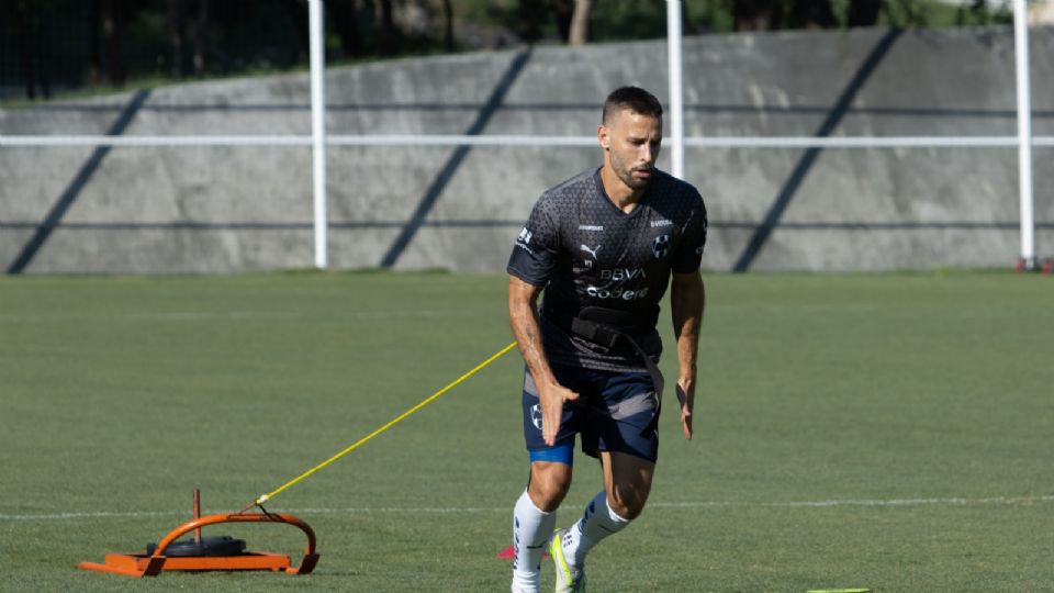 Sergio Canales no entrenó al parejo con el Monterrey y finalizó la práctica antes que sus compañeros.