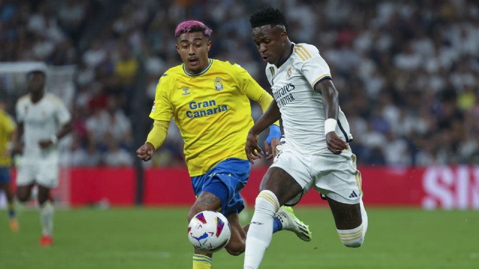 Julián Araujo disputa un balón con Vinicius Jr, en el duelo entre Real Madrid y UD Las Palmas