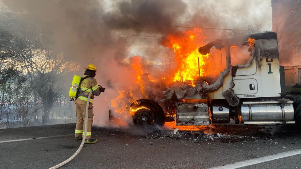 Bomberos de Linares apagando un incendio en bloqueo de la Carretera Nacional.