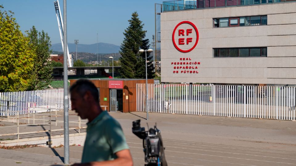 Vista de la sede de la Real Federación Española de Fútbol (RFEF) mientras la Guardia Civil registra las oficinas del Comité Técnico de Árbitros de la institución.