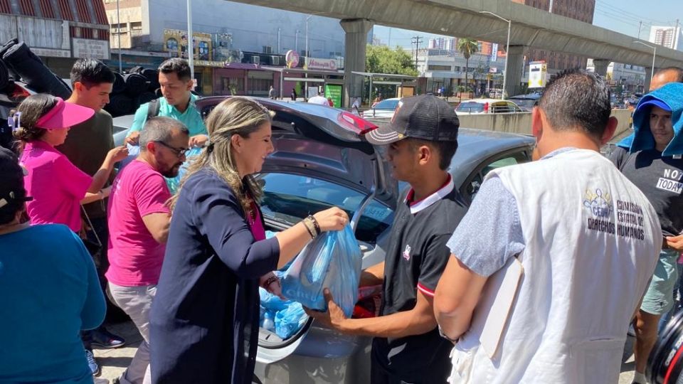 Entregan alimento a migrantes en la Central de Autobuses