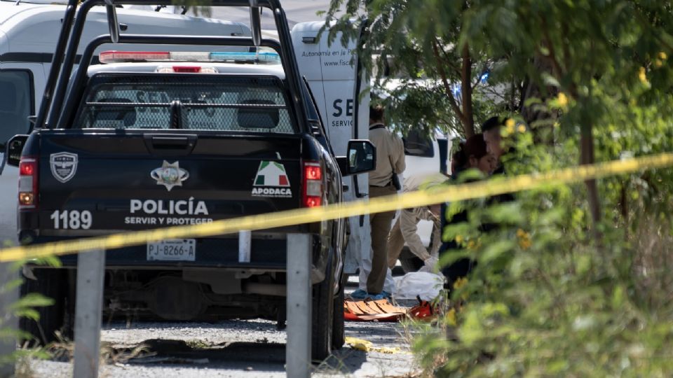 Peritos forenses de la fiscalía de el estado de Nuevo León trabajan en la zona donde aparecieron restos humanos, hoy en el municipio de San Nicolás el estado de Nuevo León (México).